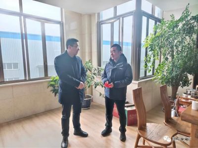 重视人才培养,引领企业发展-荆州天宇公司高技能人才接受区委领导春节前慰问